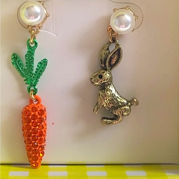 Betsey Johnson Gold Tone Bunny & Carrot Mismatch Drop Earrings Faux Pearl NIB - Picture 7 of 9